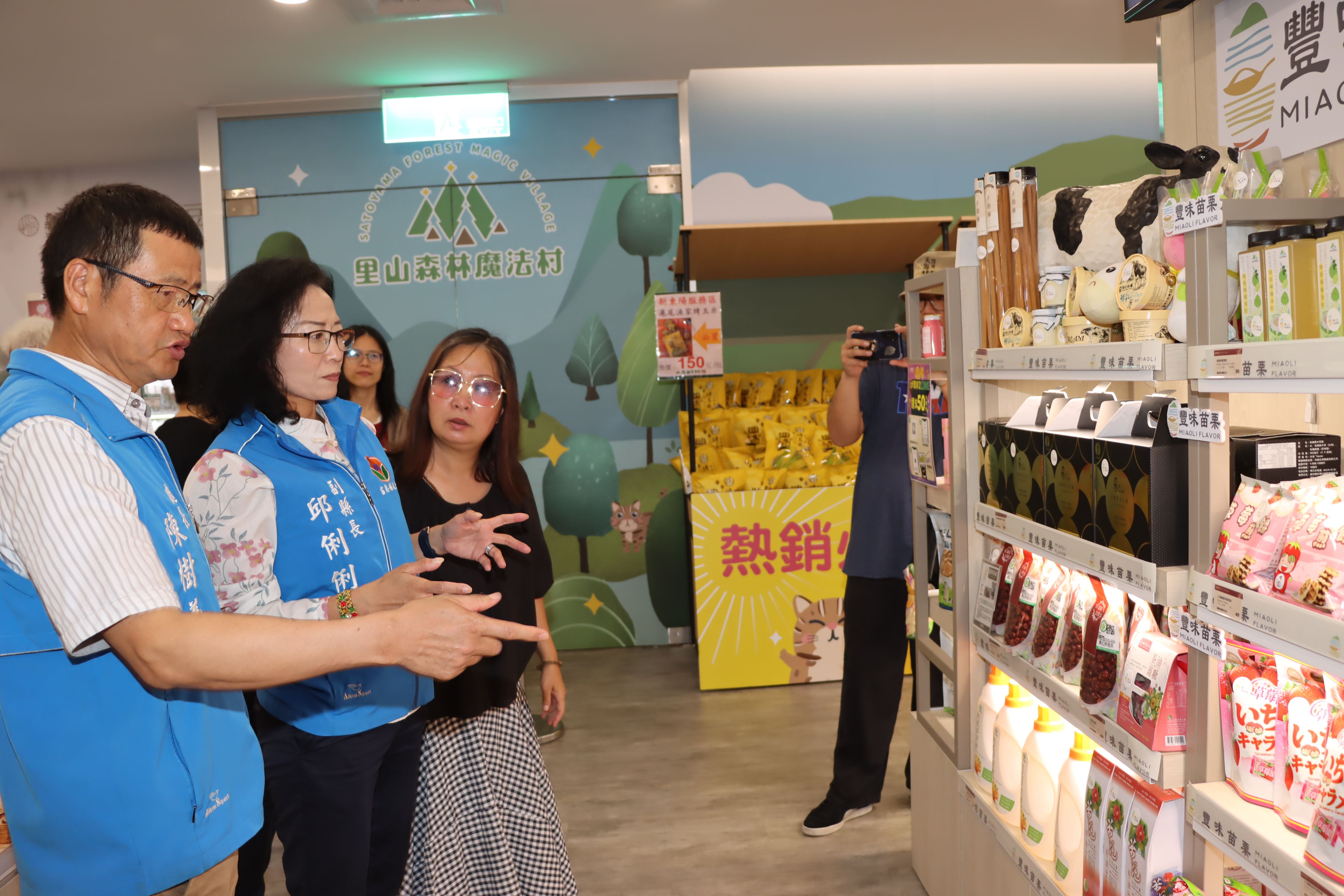  國道3號新東陽西湖服務區南站貨架上，陳列著通過「豐味苗栗」認證的精選商品。