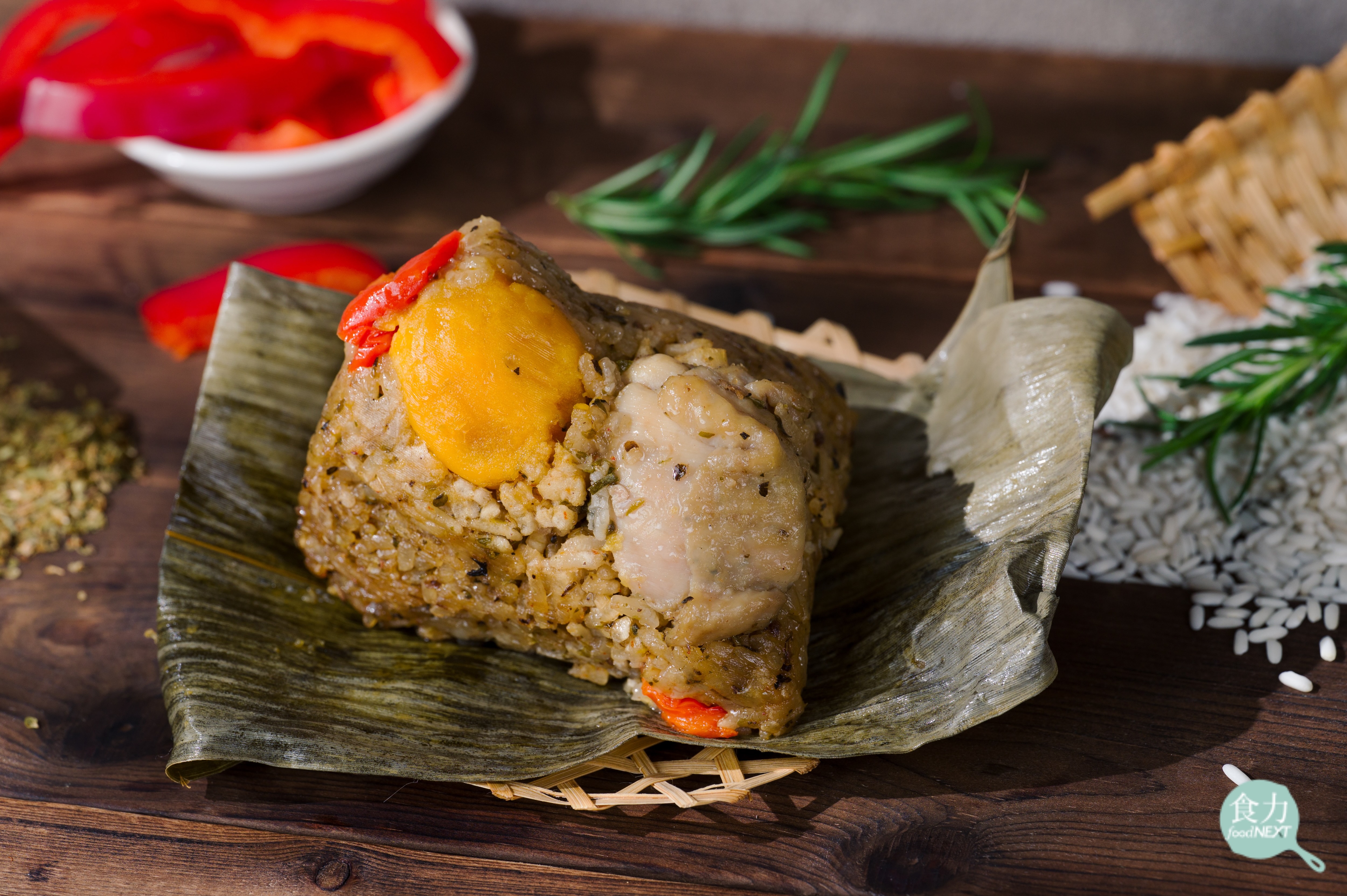 義式香料醃製去骨雞腿肉、融合紅甜椒與鹹蛋黃的義式香草雞腿粽。(彭希哲攝)
